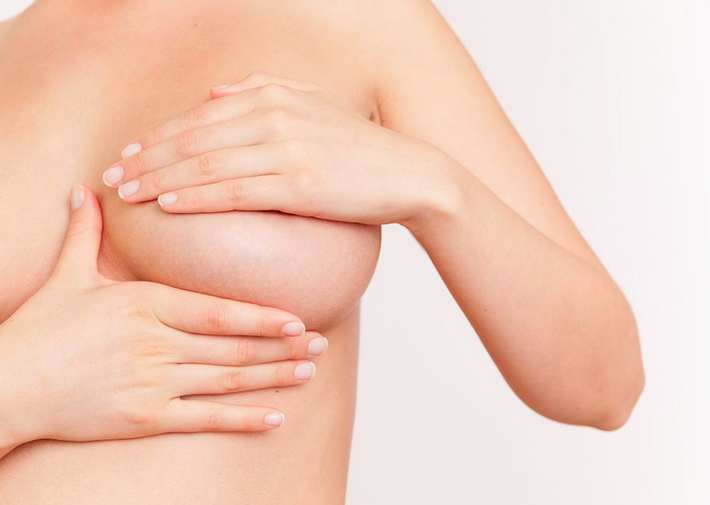 Close-up of a healthy bust suggesting the use of essential oils for bust care by Sahra.Nko."  For "comment-entretenir-son-bronzage-sahra-nko.jpeg